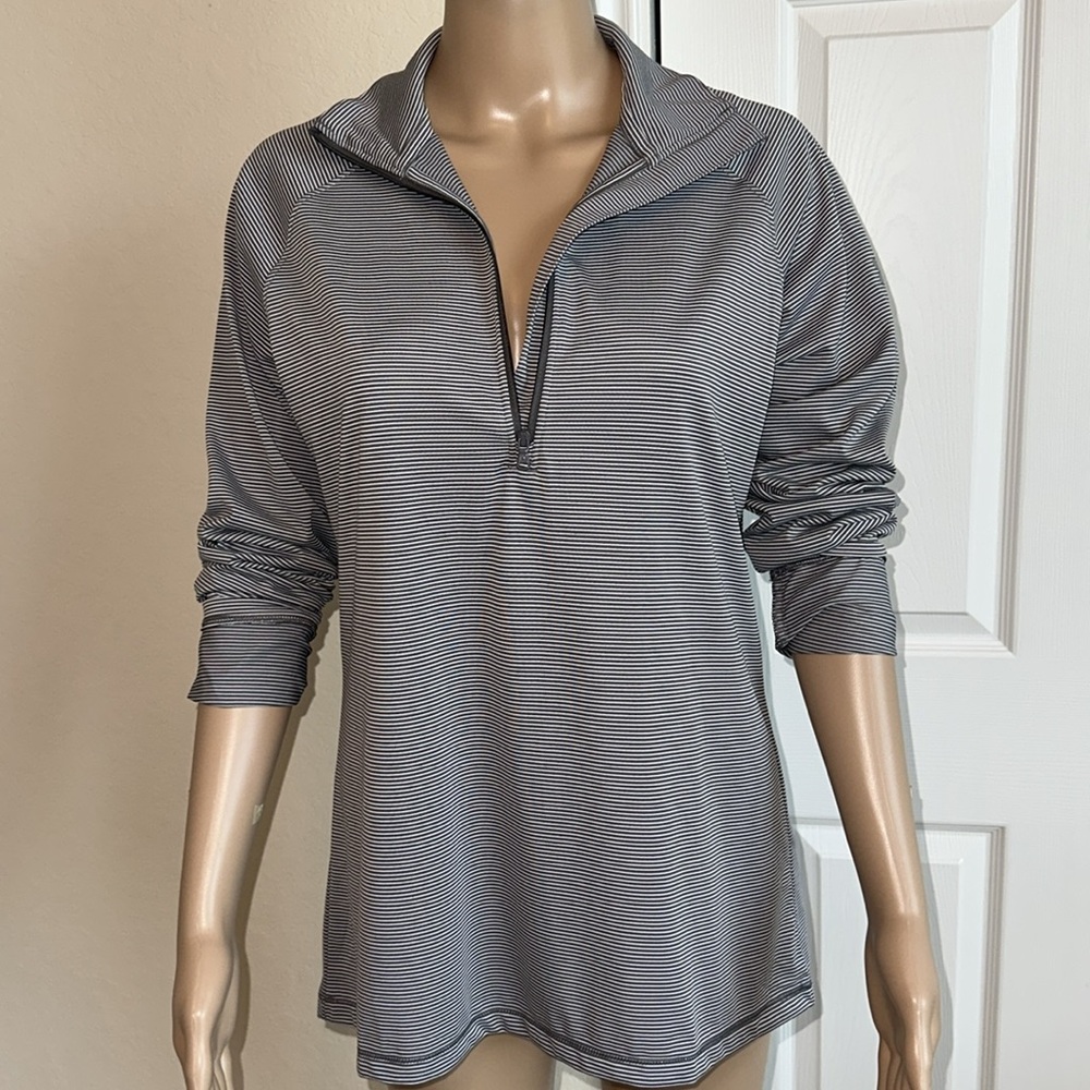 NWT Under Armour Women's Gray Striped Long Sleeves Shirt Size  S/M. - Picture 5 of 11